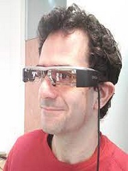 Primer plano de Ricardo Vergaz con pelo castaño corto y gafas de subtitulado.