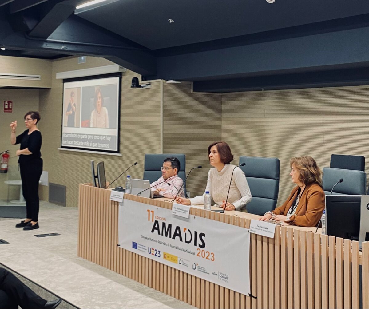 Miembros de la mesa inaugural de AMADIS 2023 junto a una intérprete de lengua de signos. 