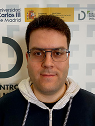 Primer plano de Javier Holgueras con pelo pelo corto castaño y gafas.