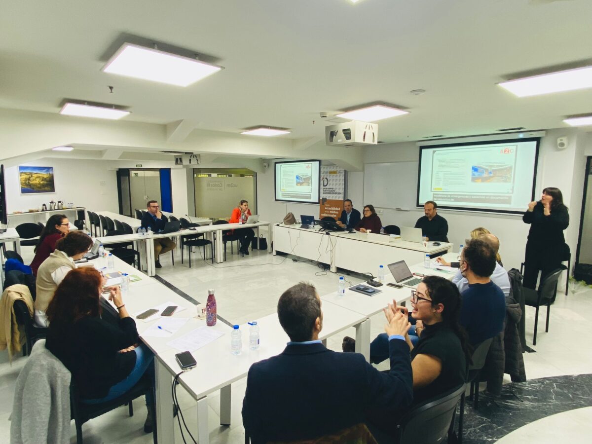 Panorámica de la reunión del Consejo Rector con los miembros sentados en mesas dispuestas en forma de u. 