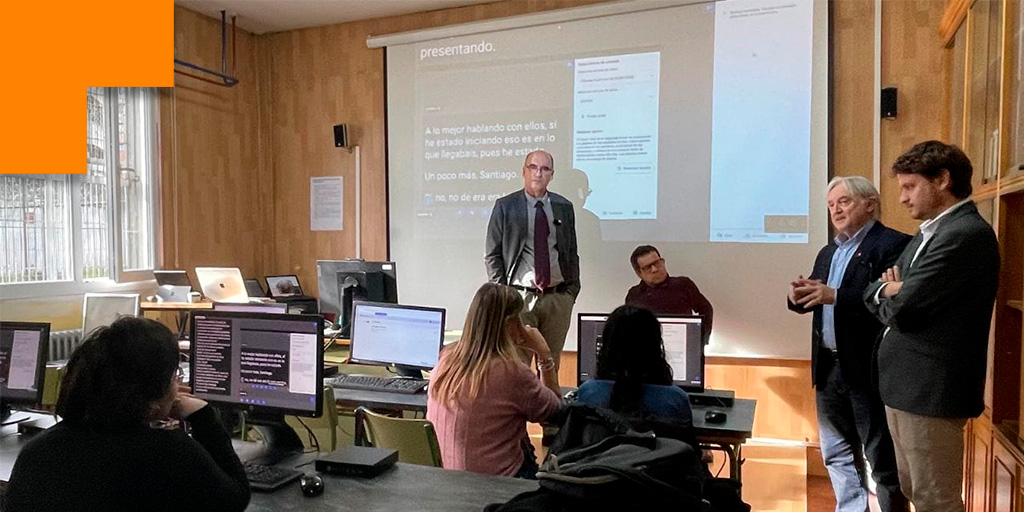 Panorámica de un aula durante el acto de presentación de Access2Class. El director del Real Patronato sobre Discapacidad, Jesús Martín, el director general de Inclusión Educativa y Ordenación de la Consejería de Educación del Principado de Asturias, David Artime, y el responsable del Área de I+D+i de CESyA, José Luis López, se hallan al frente de varias personas con el portal en pantallas de ordenador. 