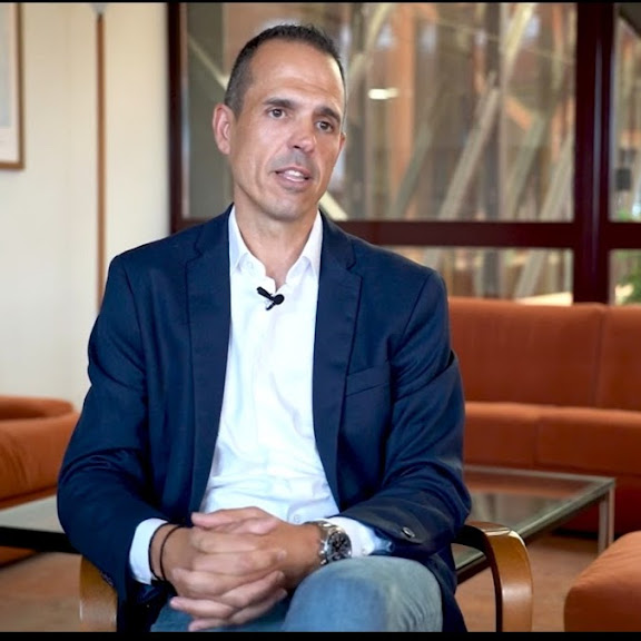 Imagen de Israel González Carrasco, actual director del CESyA con chaqueta azul y camisa blanca.