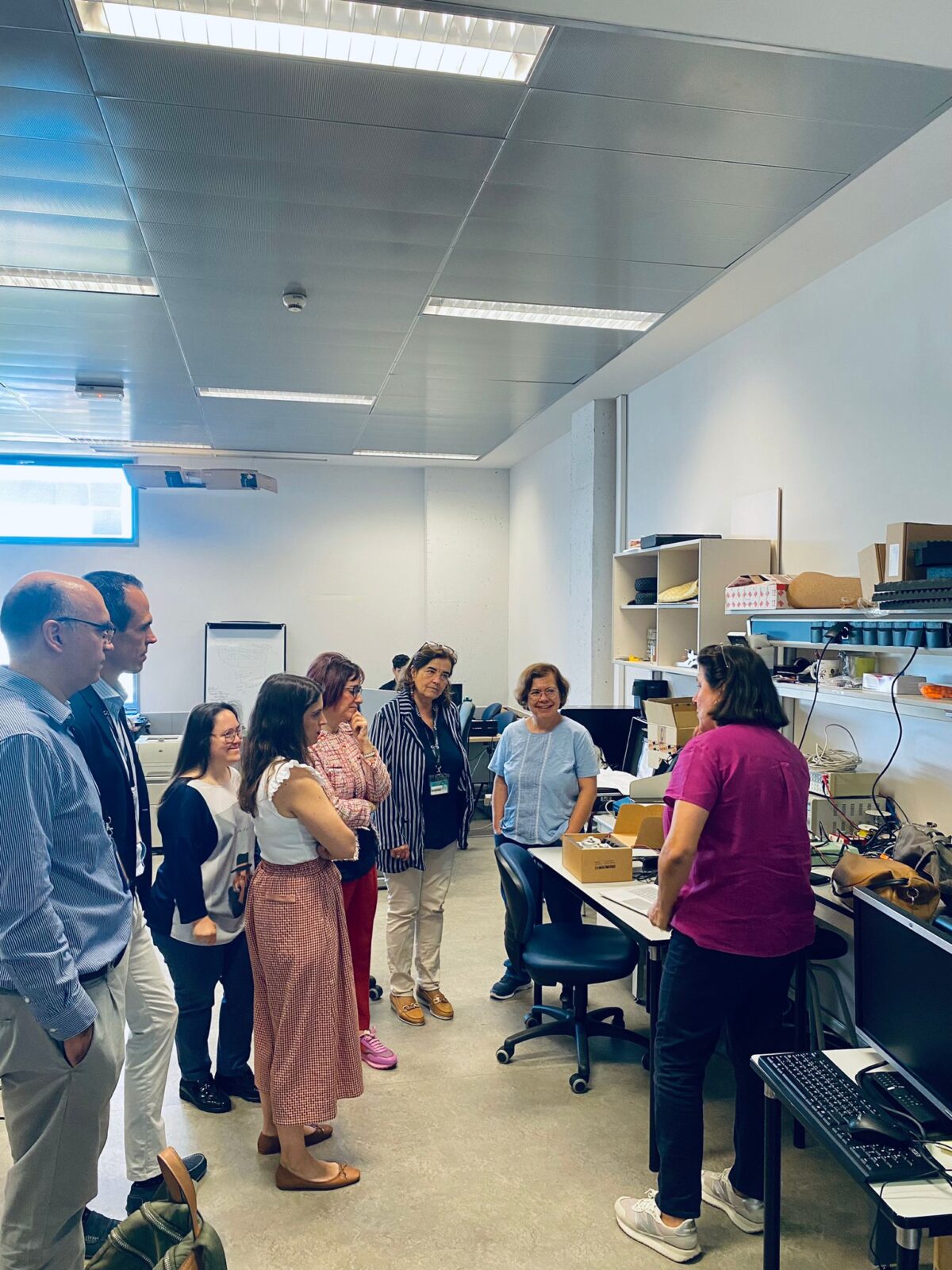 Dos investigadoras de CESyA presentan su proyecto antes los representante de CERMI y OED en un laboratorio técnico.