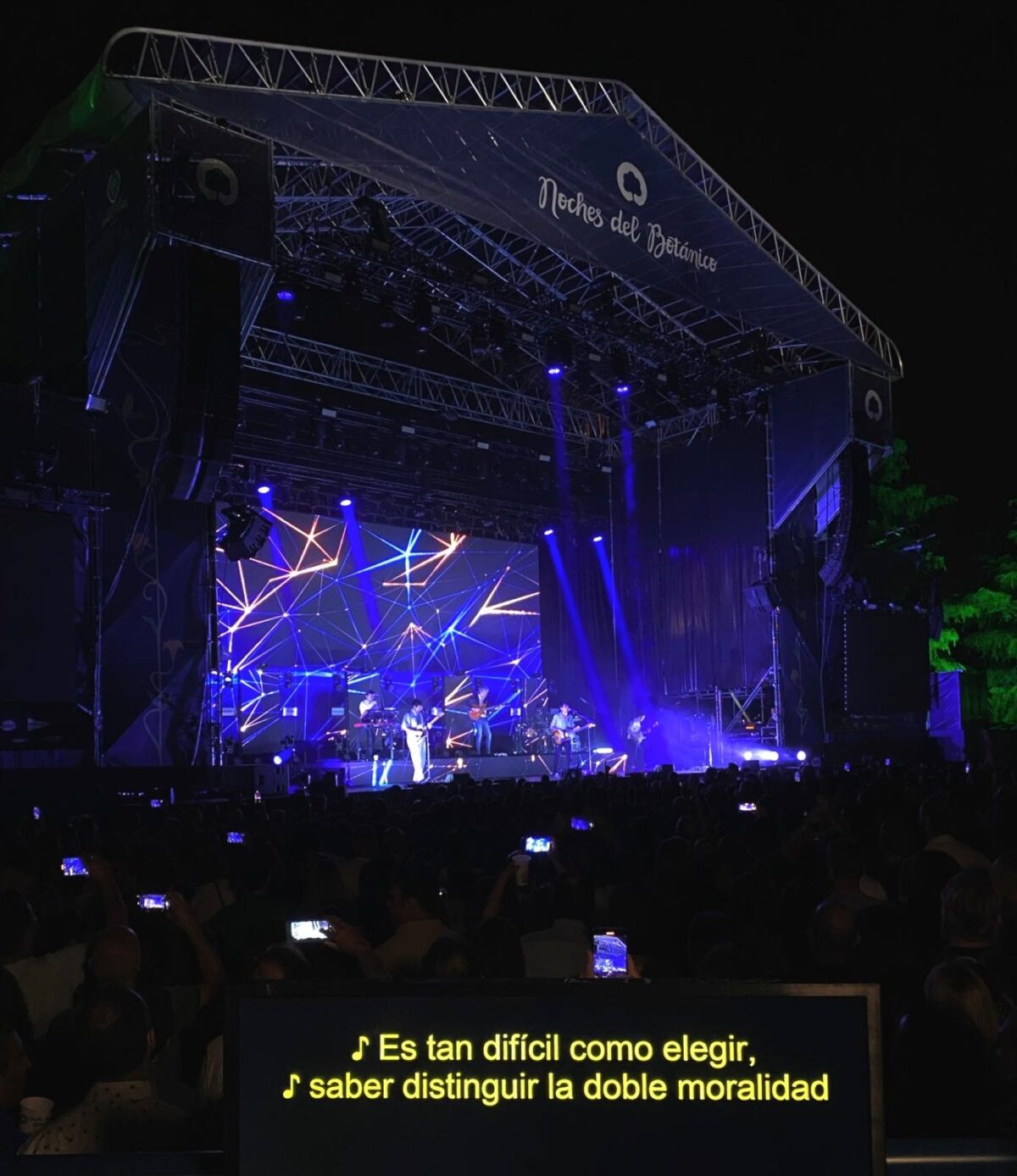 Sobre el escenario, iluminado con focos azules, está actuando el grupo Lori Meyers. Hay mucho público, una gran parte levanta su teléfono móvil y graba la actuación. En la parte de abajo, en un monitor se emiten los subtítulos de la canción: "Es tan difícil como elegir, saber distinguir la doble moralidad".